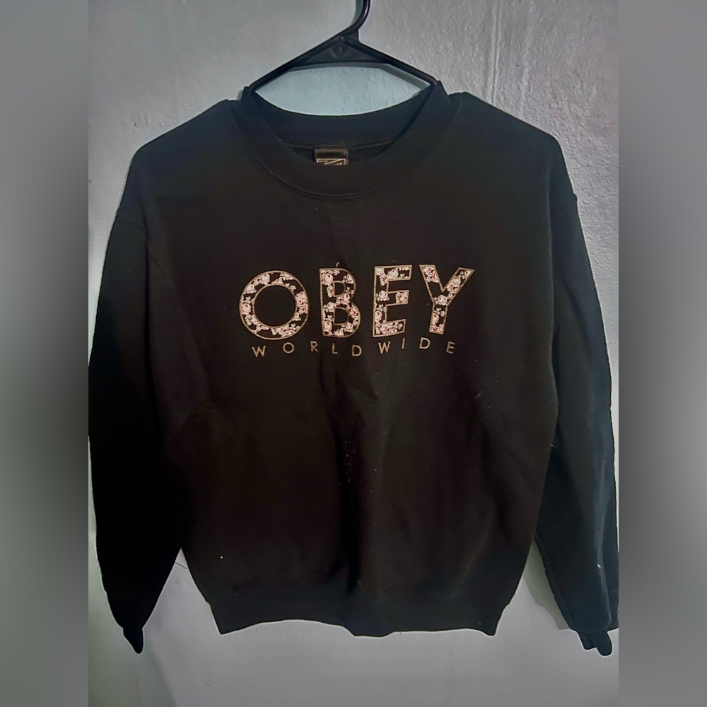Small, black, obey world wide crewneck